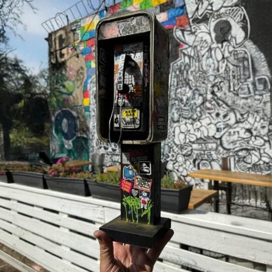 Miniaturní americká telefonní budka dekorace měřítko 1/12 vintage mini graffiti model telefonní budky domeček pro panenky městský pouliční telefon ozdoba pro domácí kancelář