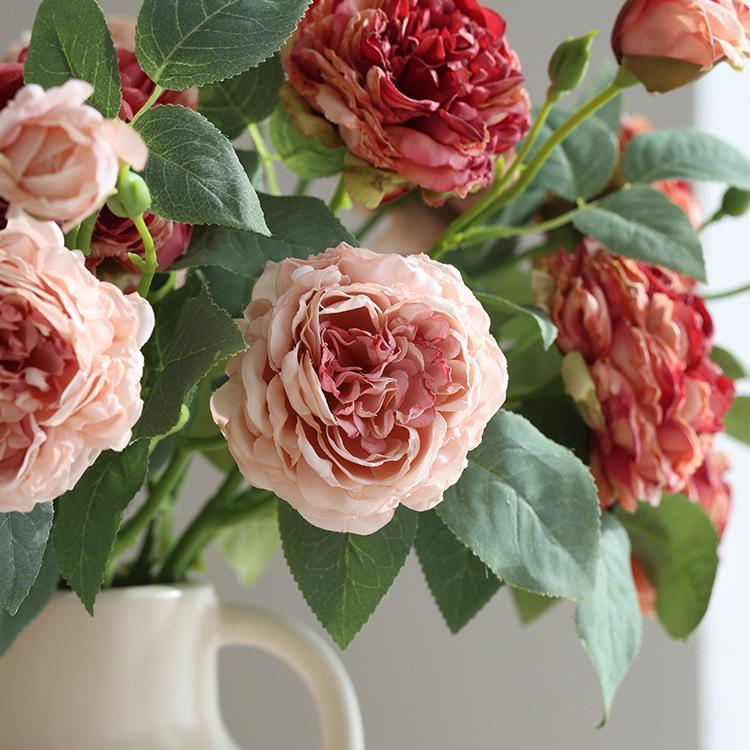 Composizione di Fiori Finti Rosa con Bordi Bruciati Retrò per Decorazione del Soggiorno o del Tavolo da Pranzo