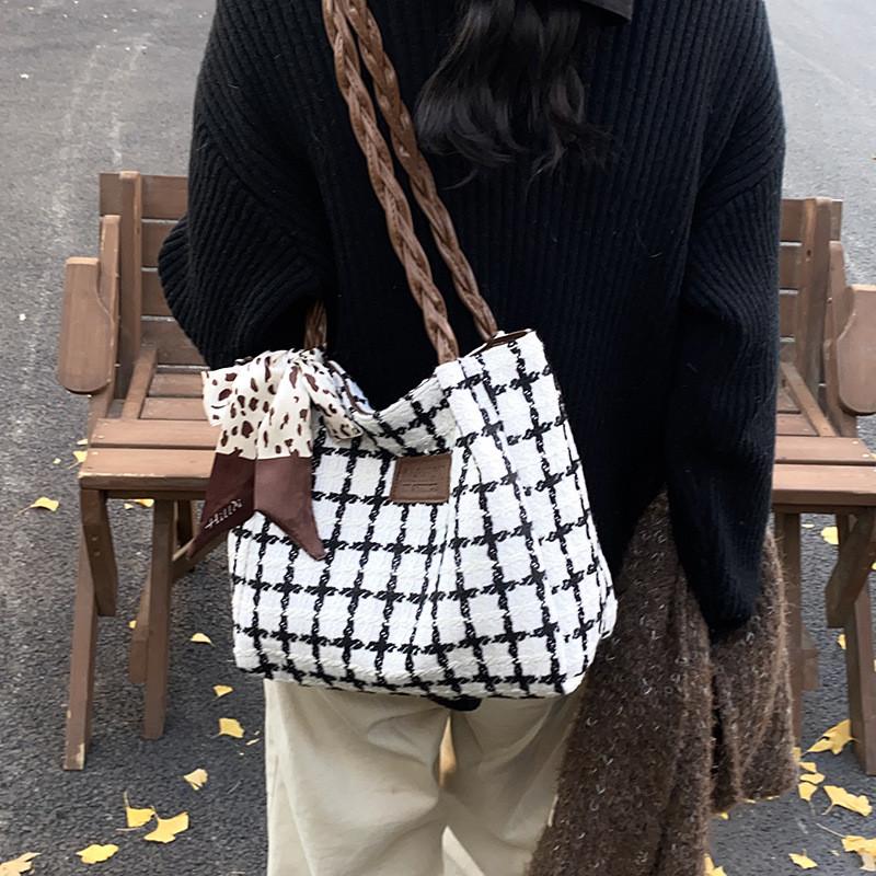 Urban Style Tote Bag For Women With Pu Material And Water Bucket Shape For Daily Use