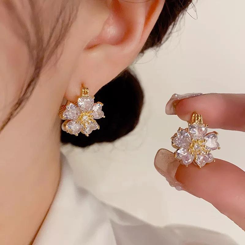 2025 Spring/Summer Floral Pearl Stud Earrings - Elegant Women's Light Luxury Edition