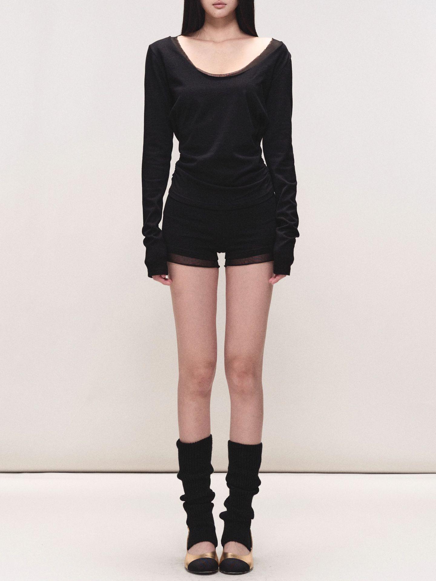 

Комплект женский: топ с открытыми плечами из приятного к коже эластичного трикотажа и шорты с сетчатой вставкой. Black Shorts