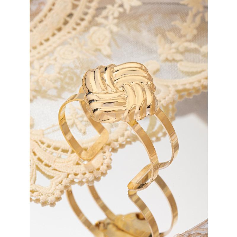 Vintage-inspired bracelet: wide, open-ended gold-tone statement bracelet for women золотой