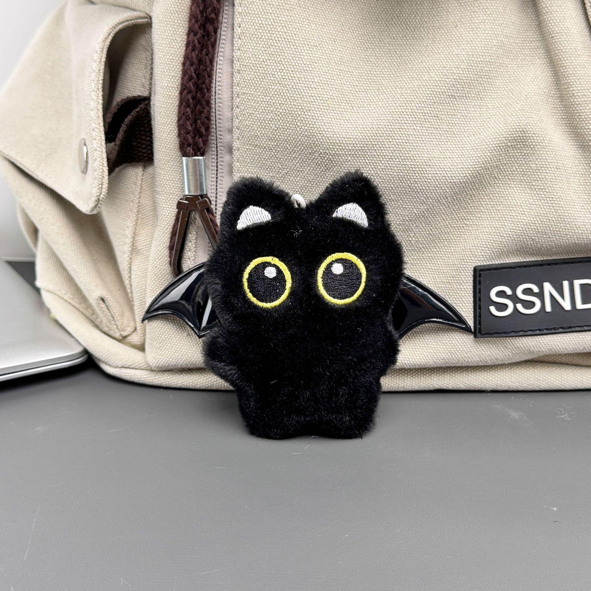 

Популярний плюшевий кулон-кіт з великими очима, крилами в панк-стилі та пищалкою для сумок Black Cord Version