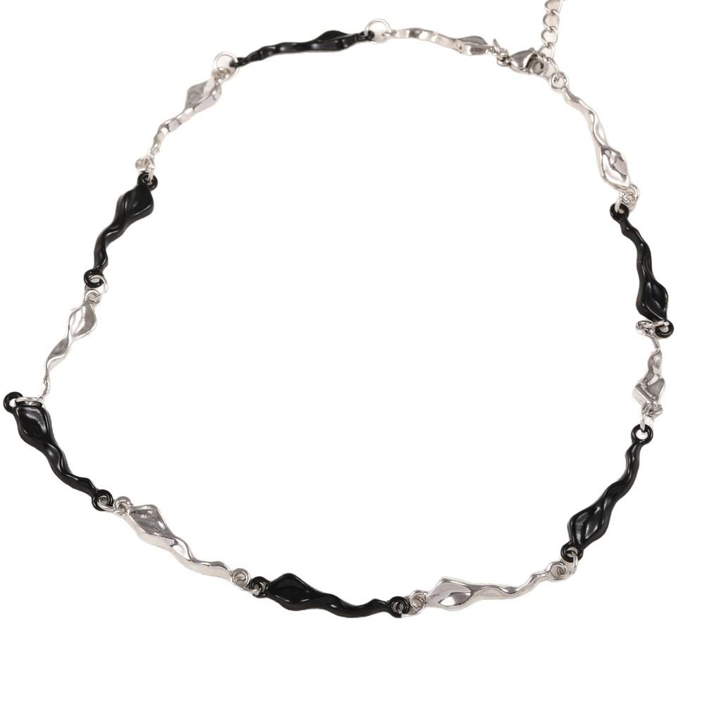 Collana Hip-Hop alla Moda in Titanio: Patchwork Irregolare Bianco e Nero, Moda Stile Freddo, Catena per Clavicola per Coppie.