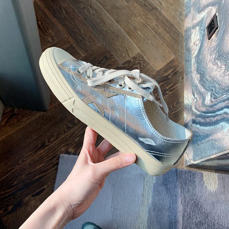 Small dirty shoes, stars, sports and leisure board shoes, women's shoes are old and polished, retro dirty shoes, women