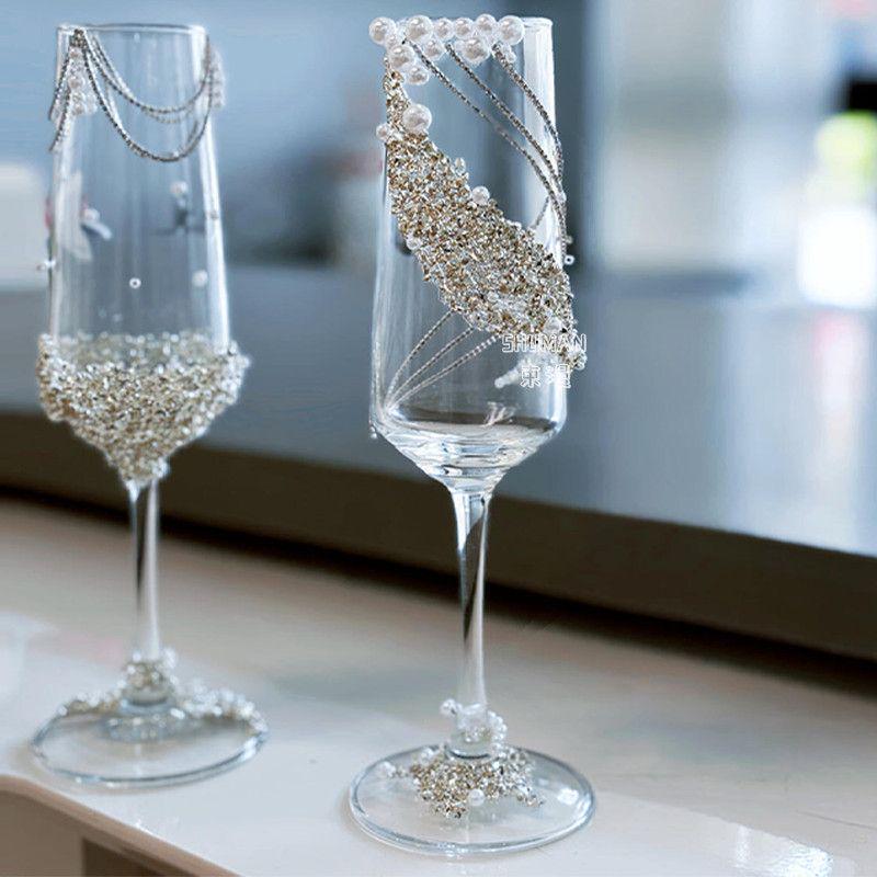 

Набір елегантних келихів для заручин своїми руками: Ідеальний ручний подарунок для наречених та молодят, ідеально підходить для фотографій та святкувань.