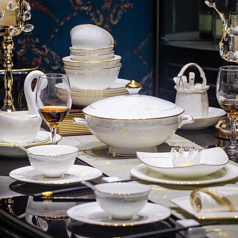 

Minimalist Gold Rim Bone China 70-Piece Dinnerware Set