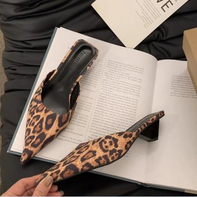 Pantofole da Donna alla Moda Punta Appuntita Design Leopardo Basse Slip-on Tacco Basso Sottile Design Floccato Nero Mules Casual Mocassini Neri per Esterno