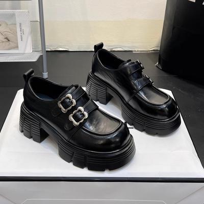 Vielseitige und bequeme kleine Lederschuhe mit Doppelreiher werden im Frühjahr 2024 beliebt sein, getragen zu eleganten Röcken und rutschfesten Mary Janes.