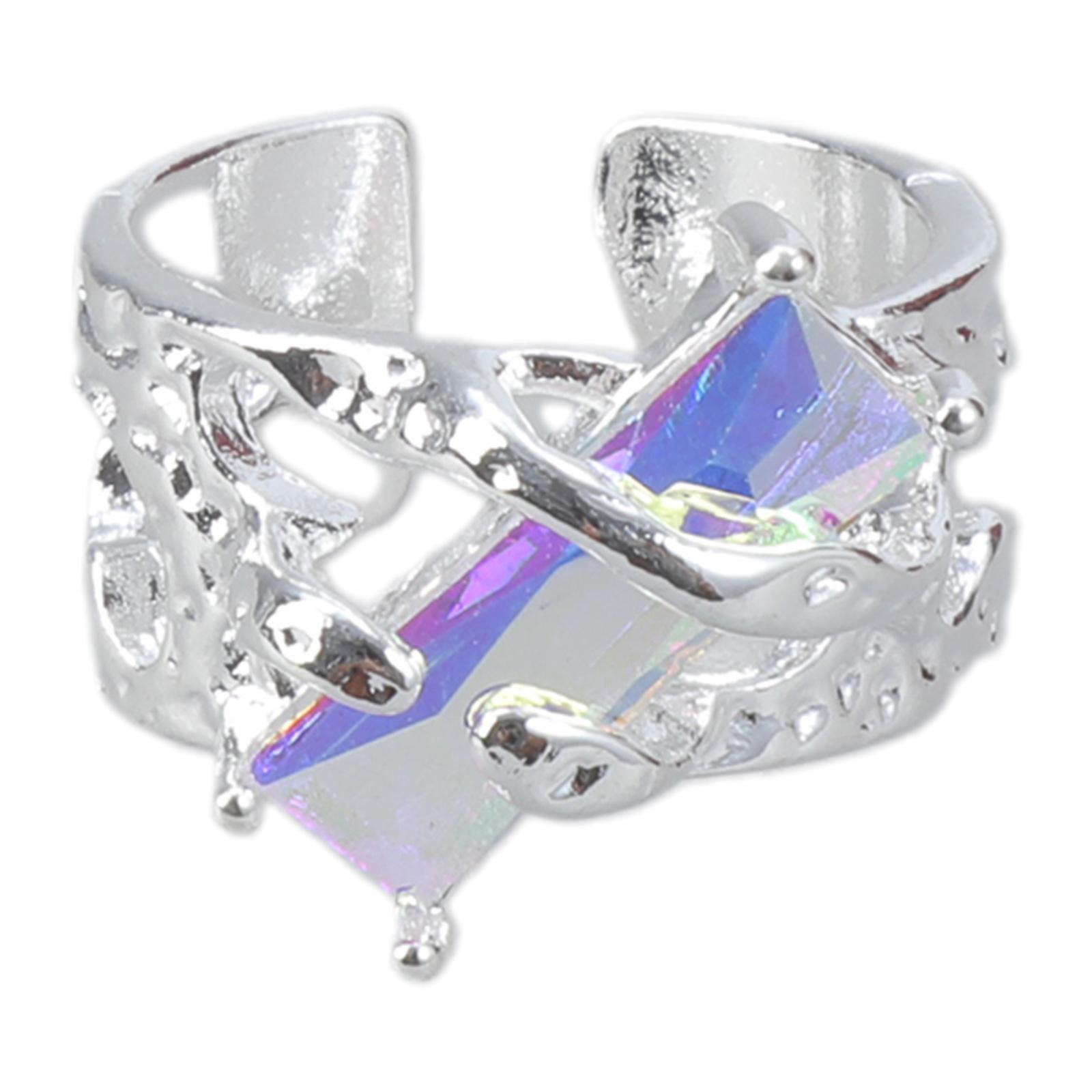 

Стильні каблучки відкритого дизайну, що демонструють дорогоцінний камінь та сучасну естетику лави. Унікальні каблучки, ювелірні вироби для модних випадків. різнокольоровий