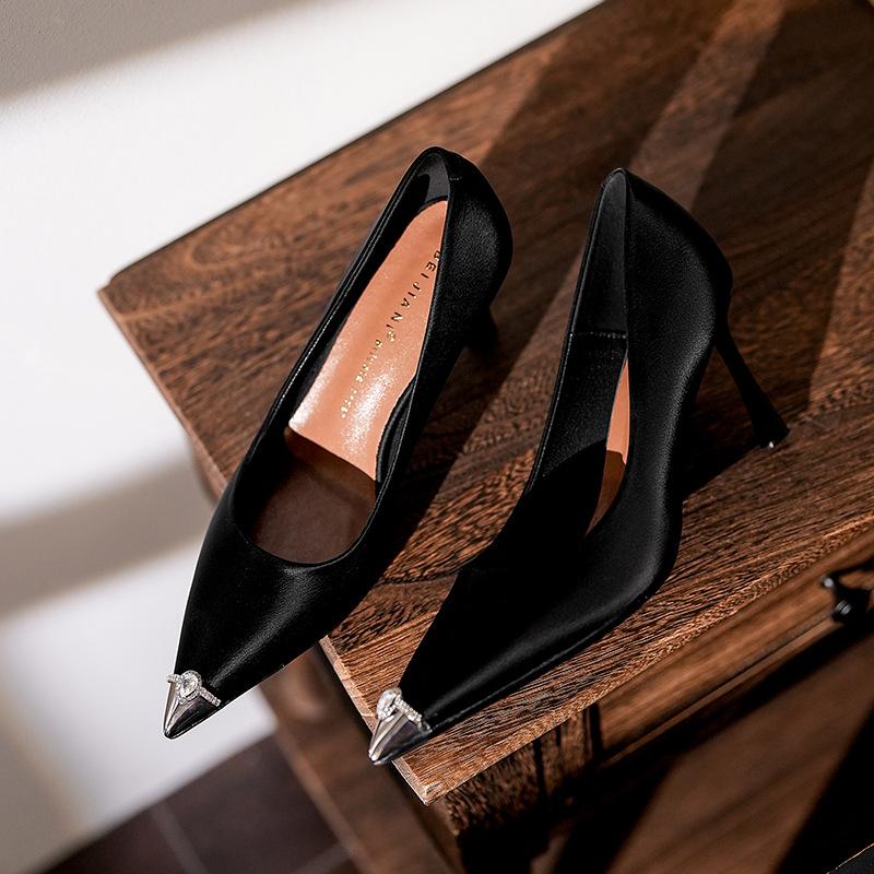 

Metal head diamond sheepskin high heels women s thin heel pointed head single shoes wedding shoes Xiuhe shoes 34 чёрный