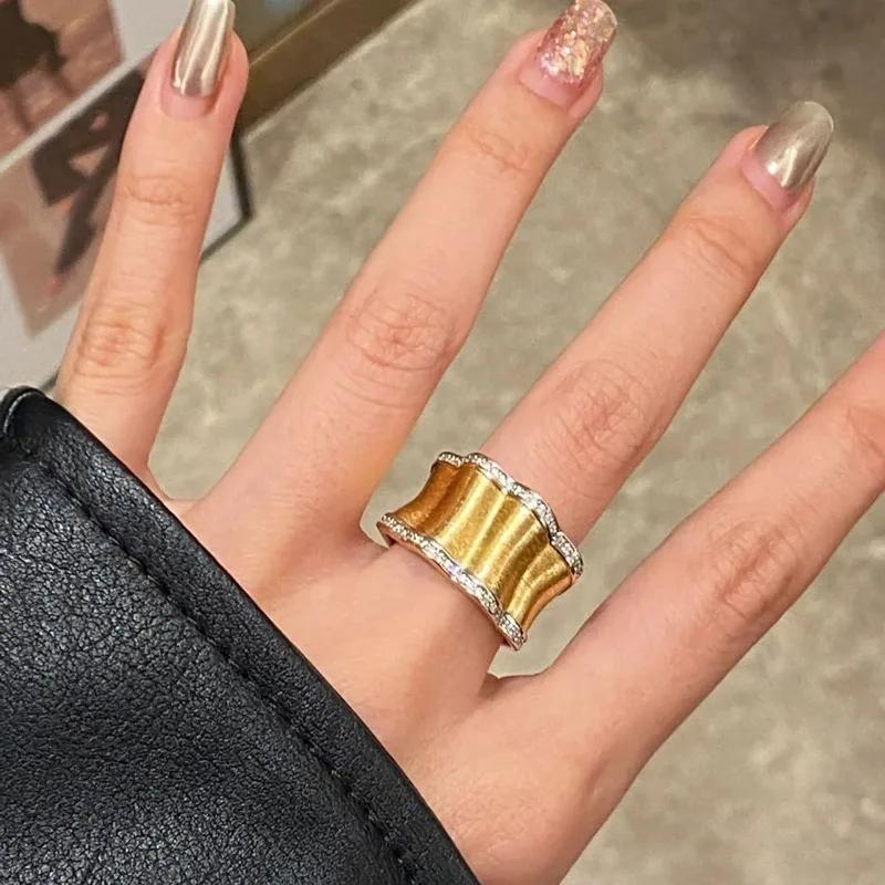 

Light Luxury Wavy Edge Inlaid Crystal Retro Wire Drawing Crafts Shiny Rings For Women Wide Pleated Hem Ring High Fine Jewelry 7