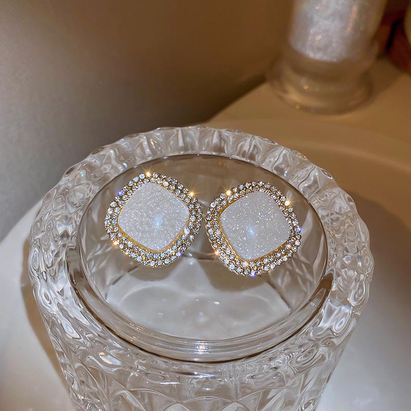 Boucles d'oreilles de luxe tendance 2024 accrocheuses pour femmes: Boucles d'oreilles à clous tendance et polyvalentes pour l'automne et l'hiver