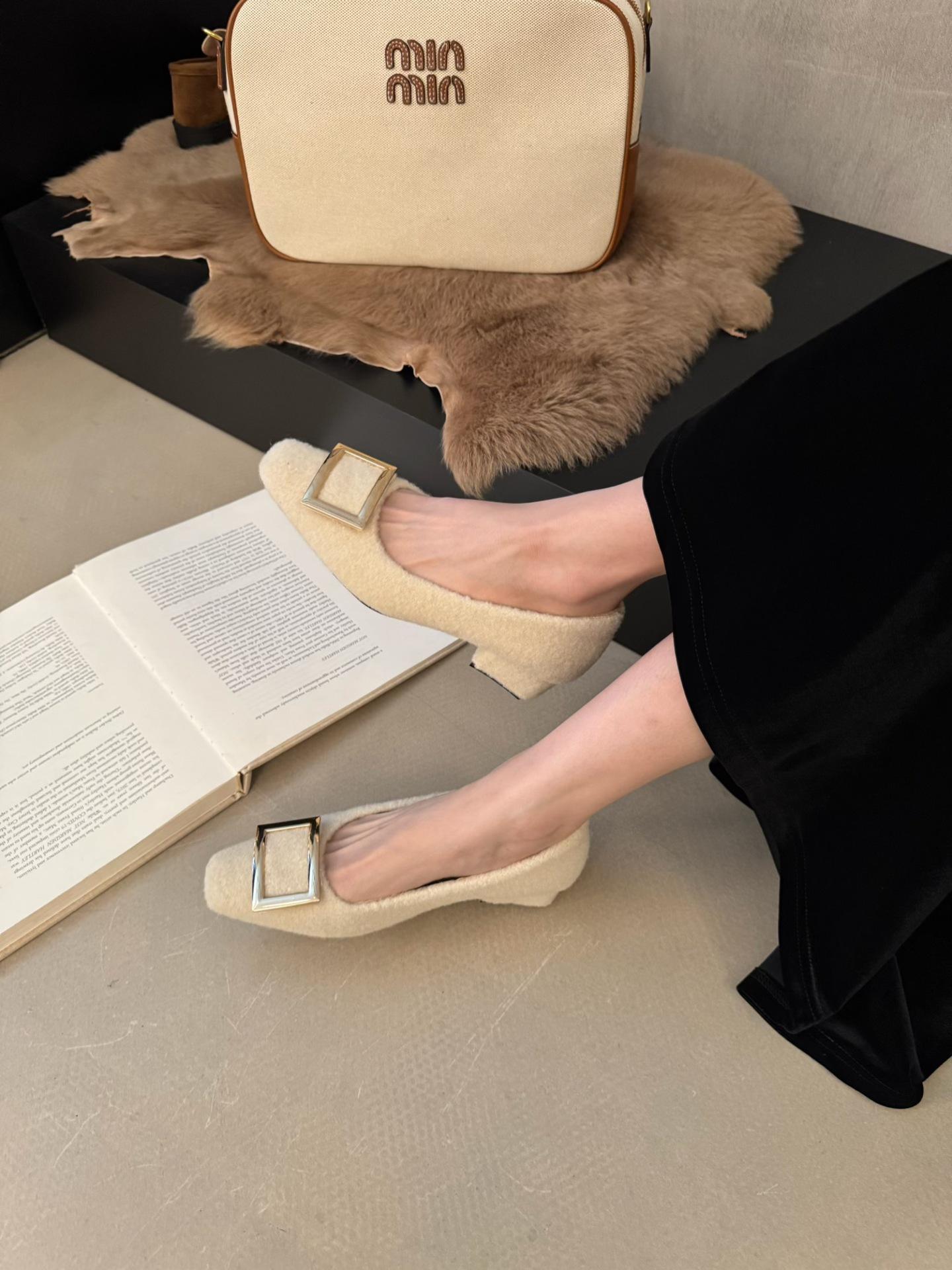 

2025 autumn new metal square buckle light mouth single shoes women s thick heel square head commuting Mary Jane shoes 39 абрикосовый