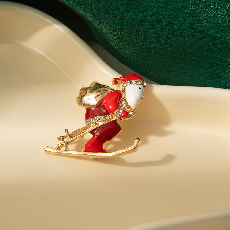 Christmas Brooch for Women European Style Metal Enamel Wreath Brooch with Hollow Rhinestones Elegant Fashion Jewelry for Party Outfits