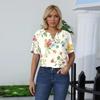 T-shirt décontracté imprimé à col en V et manches courtes pour femme avec boutons décoratifs