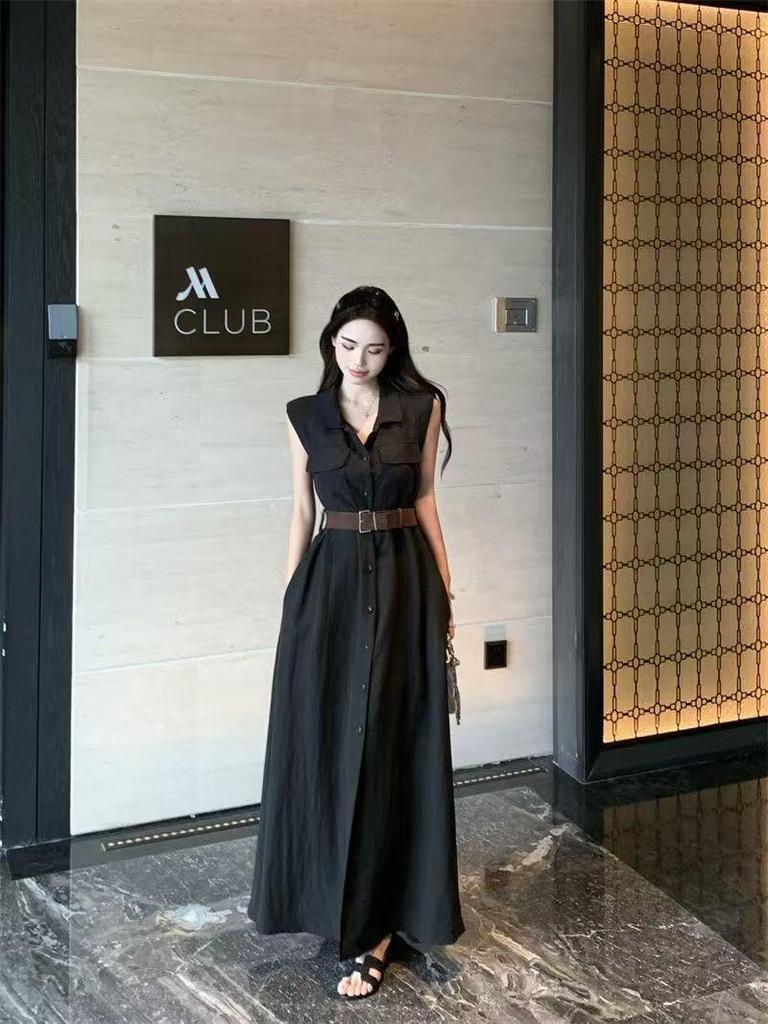 Elegantes schwarzes ärmelloses Kleid mit Hemdkragen & schlankmachender Taille