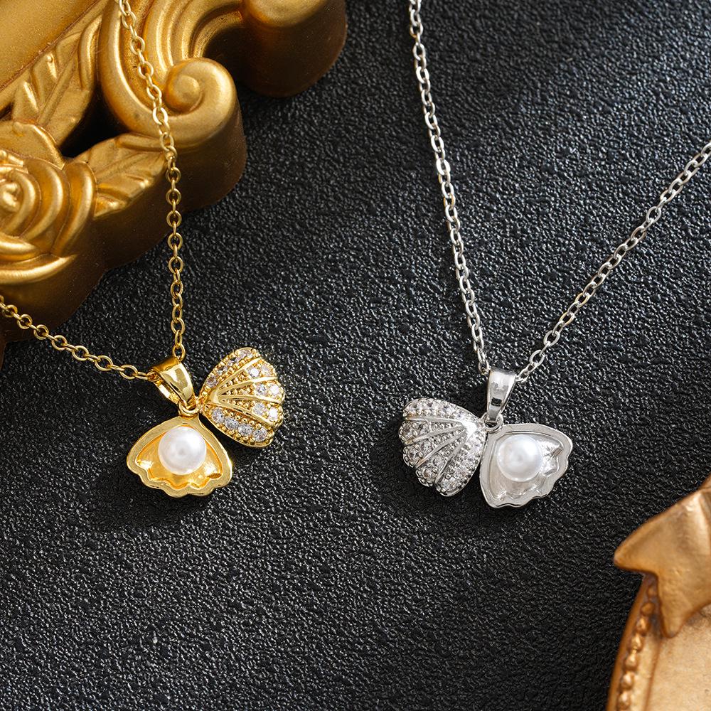 Inlaid Diamond Shell Titanium Steel Women's Necklace: Stylish, Versatile, Luxury Choker with Niche Design