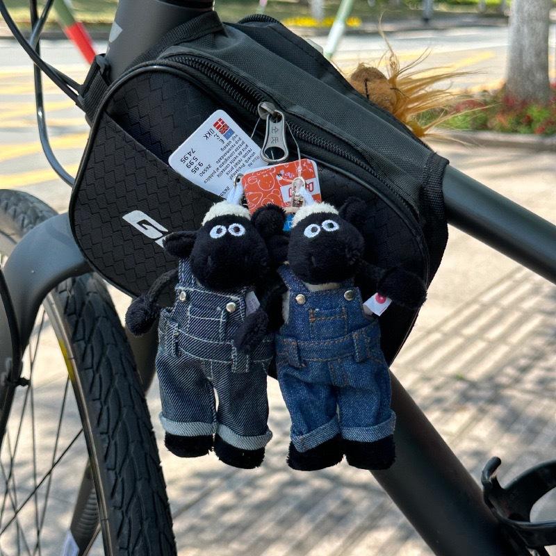 Ruční výrobky Kreslená ovce Batoh Kalhoty Model Přívěsek na klíče do pokoje Stolní mini ozdoba Sváteční dekorace Měkká panenka Dárek pro milovníka