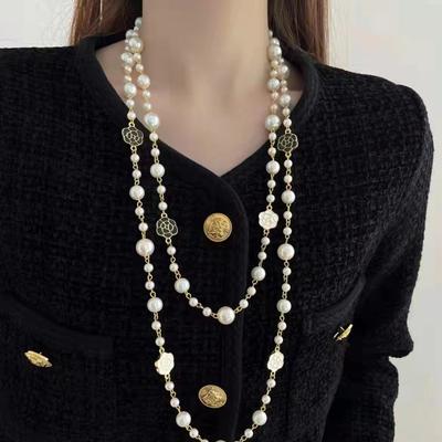 Collier de perles longues style Xiaoxiangfeng chaîne de pull camélia double couche accessoires tendance automne et hiver pour femmes