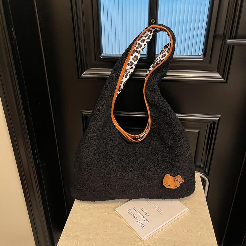 

2025 autumn and winter new large-capacity casual fashion messenger bag women s Japanese solid color shoulder bag niche tote bag Send pendant