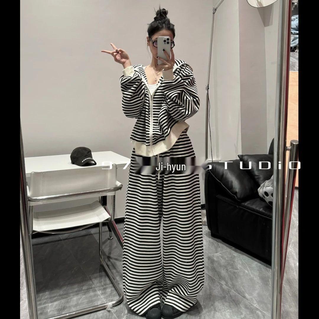 

Women s Black & White Striped Sweatshirt and Wide-Leg Pants Set - Casual Spring Two-Piece with Long Sleeves Small