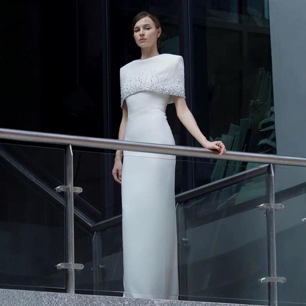 Elegancka biała wietnamska suknia wieczorowa z peleryną z koralików