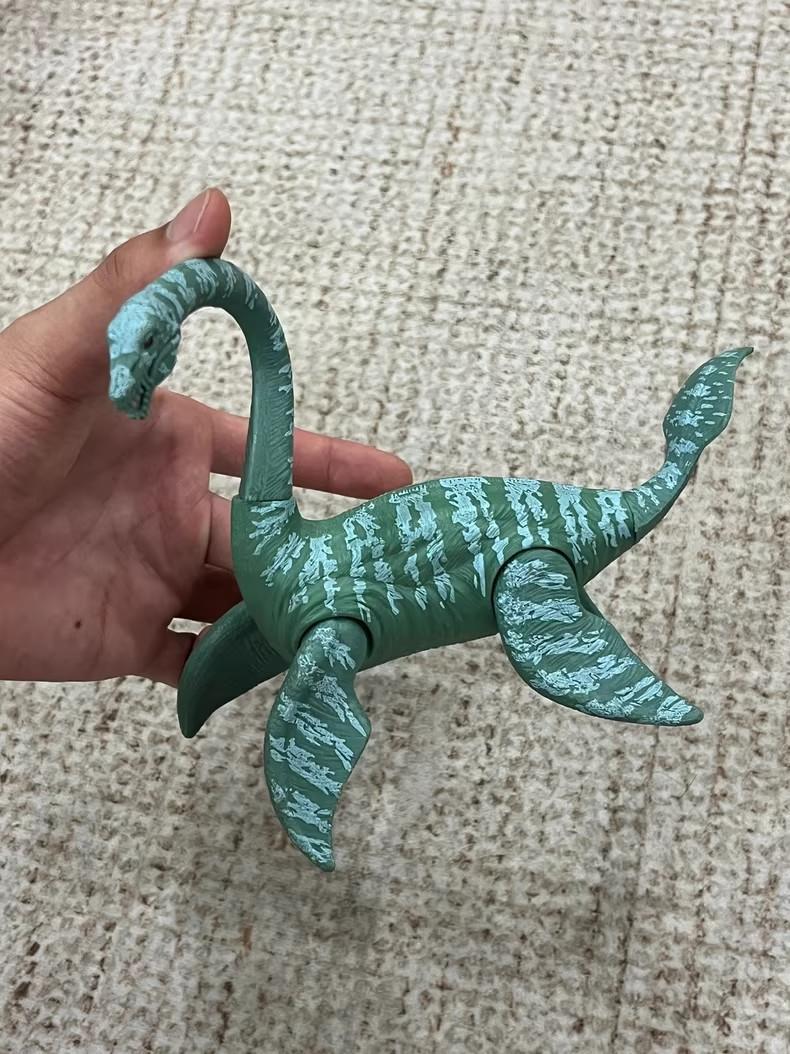 

[Б/У] Фигурка динозавра с подвижными частями, зеленые полосы