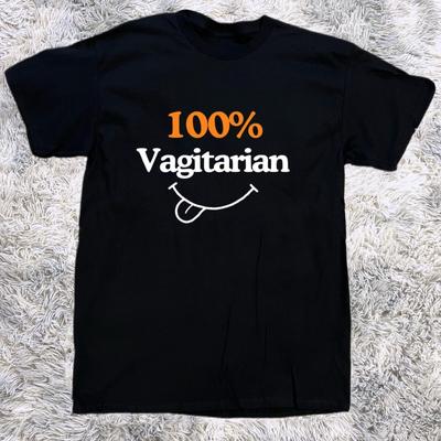 100% Vagitarian' Men's Funny T-Shirt - Cotton - Gift - Crew - Black Unisex T-Shirt