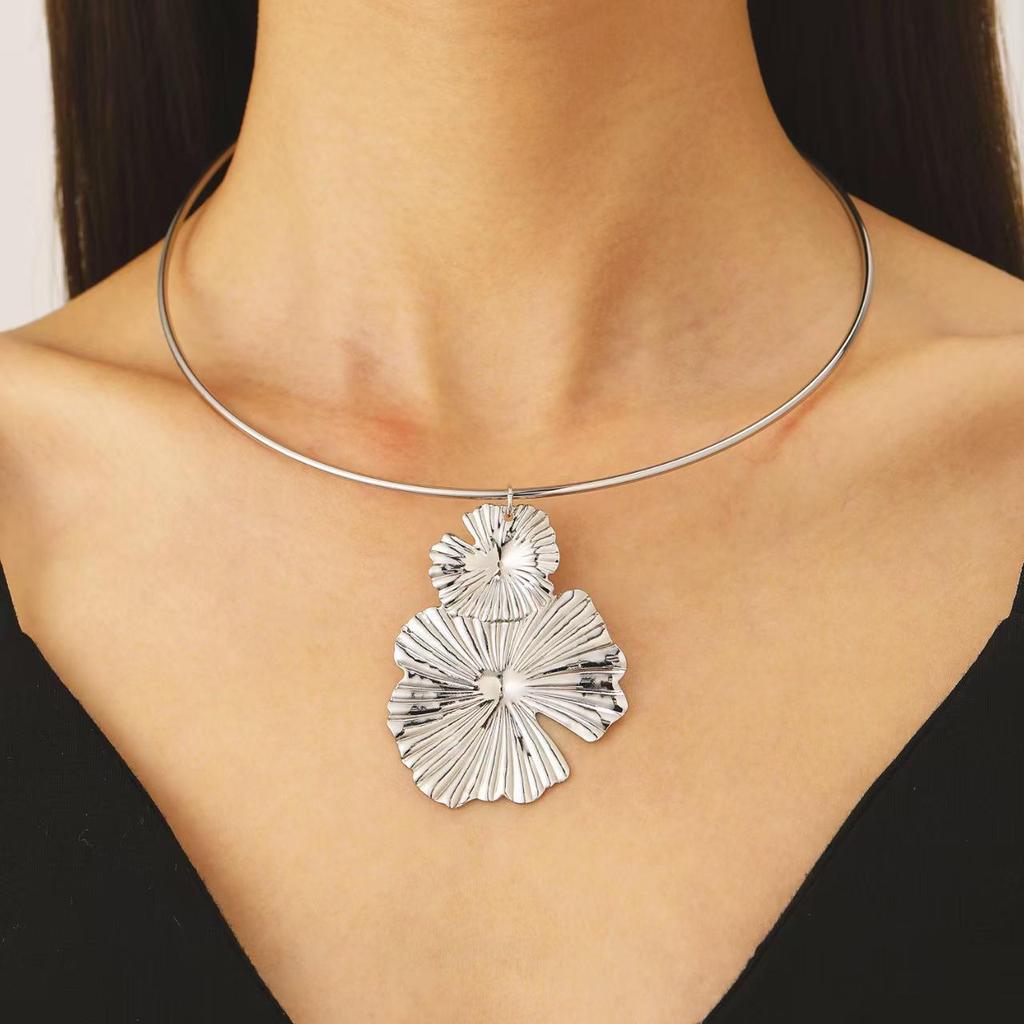 Retro Geometric Pleated Choker & Earring Set with Metal Flower Necklace