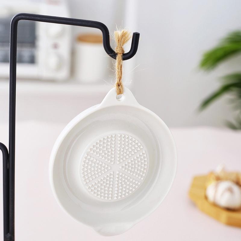 Fehér egyszerű stílusú kerámia gyömbér reszelő szerszám kézi daráló fokhagymanyomó hordozható porcelán sárgarépa gyömbér daráló konyhai eszköz