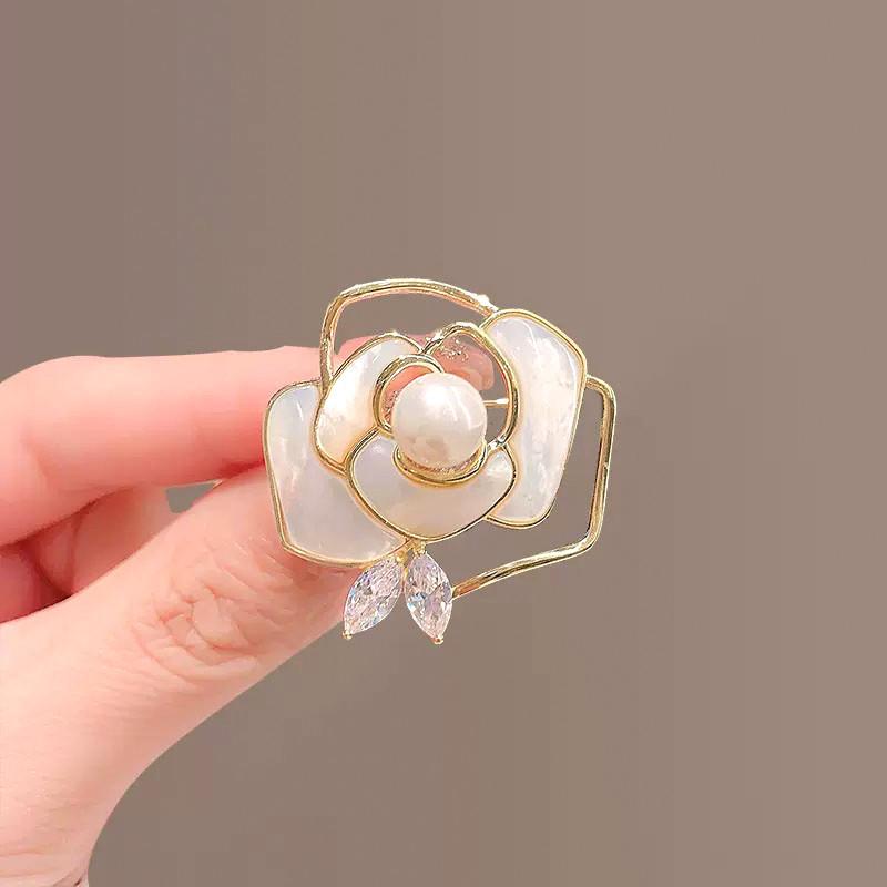 1/2 Pcs Camellia Pearl Brooch Badge Mourning Funeral Corsage Pin High-End French Elegant Clothes Scarf Accessories Brooch Gift