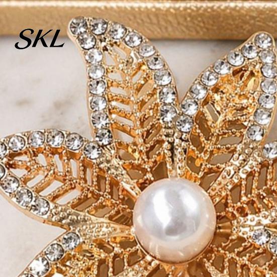 Lapel Pin Hollow Maple Leaf Shape Brooch, Retro Floral Brooch with Strong Vintage Style Buckle Design, Electroplating Anti-Oxidation Badge for