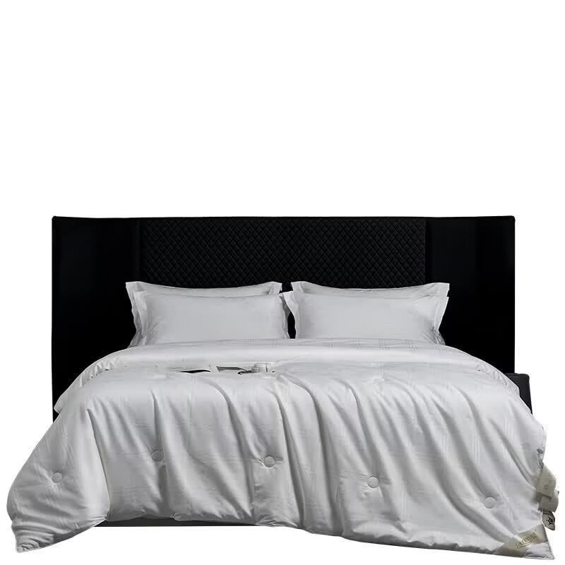 Faunen Mulberry Silk Quilt