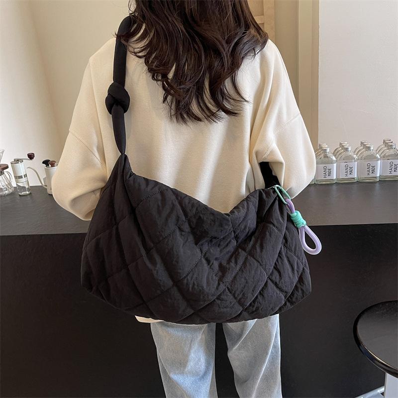 Rhombus large-capacity shoulder messenger bag casual handbag new underarm bag pleated tote bag