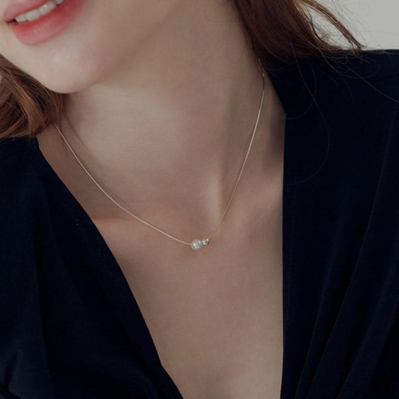 Shertz Minimal Pearl Ball Snake Chain Necklace (925 Silver)