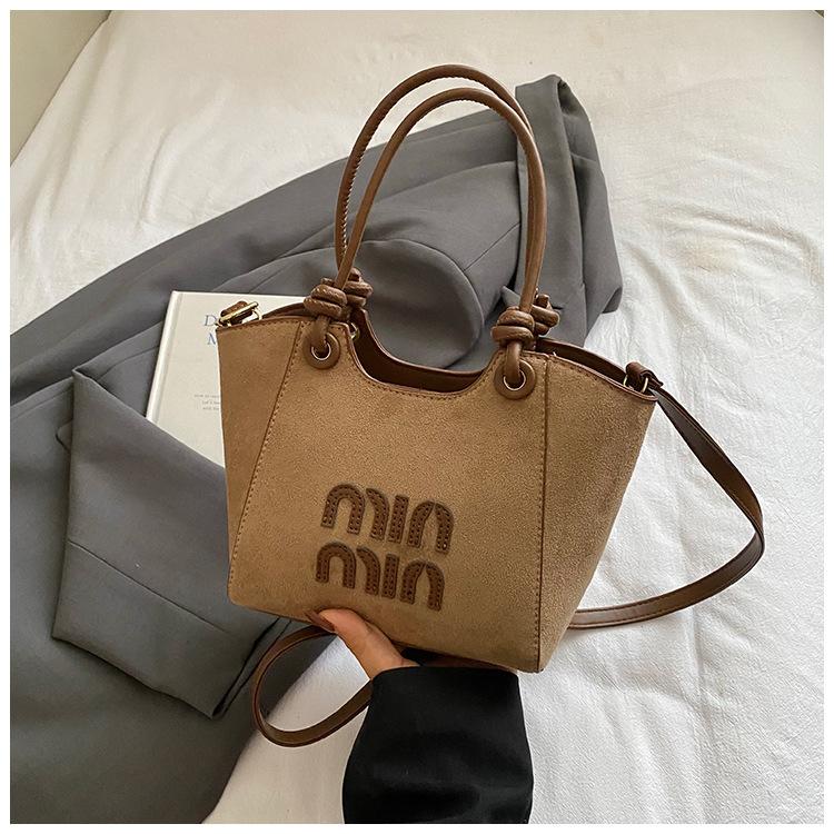 

2025 новая мода универсальная супер огонь портативная сумка-ведро высокое чувство письмо универсальная большая вместимость плечевая сумка-мессенджер коричневый