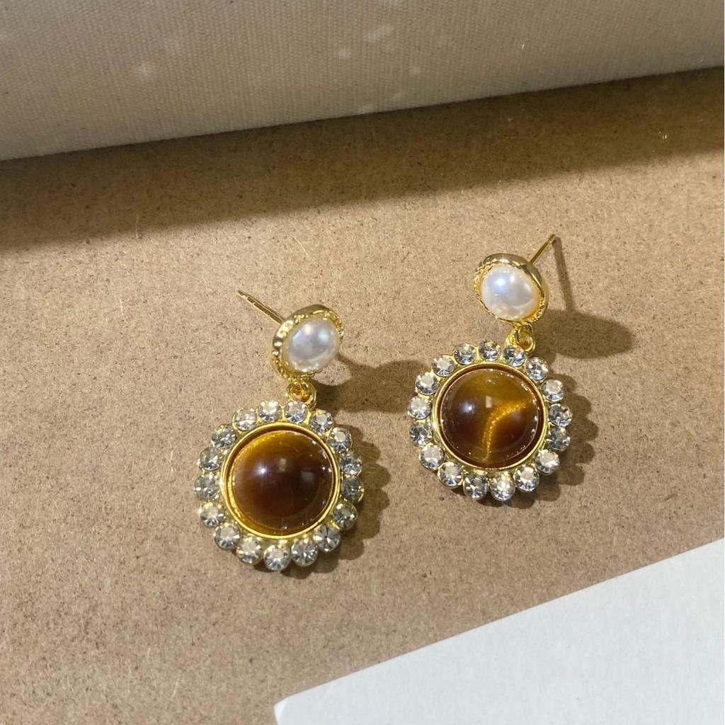 Retro Luxury Tiger Eye Round Pearl Diamond Stud Earrings - Elegant and Exquisite, High-End Niche Design.