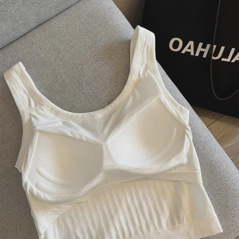 Pohodlný dámský top bez rukávů s vycpávkami na prsou a stylovými síťovanými zády