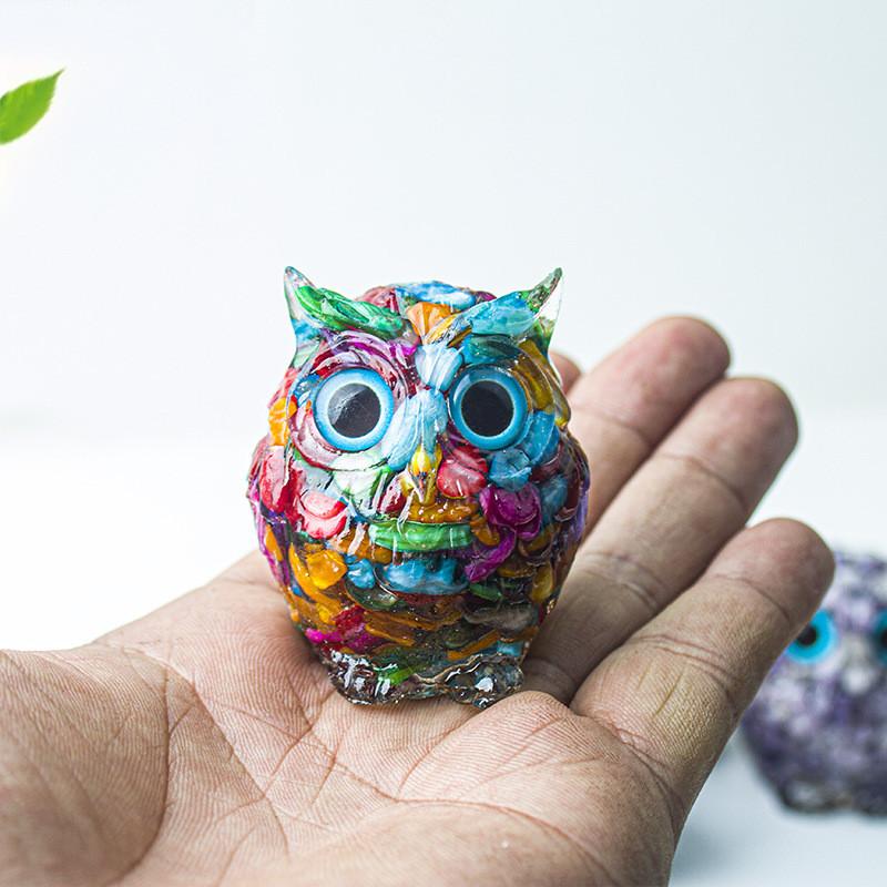 Uil als bureaudecoratie van kristalhars met glinsterende steentjes, ideaal als cadeau voor thuis of op kantoor.