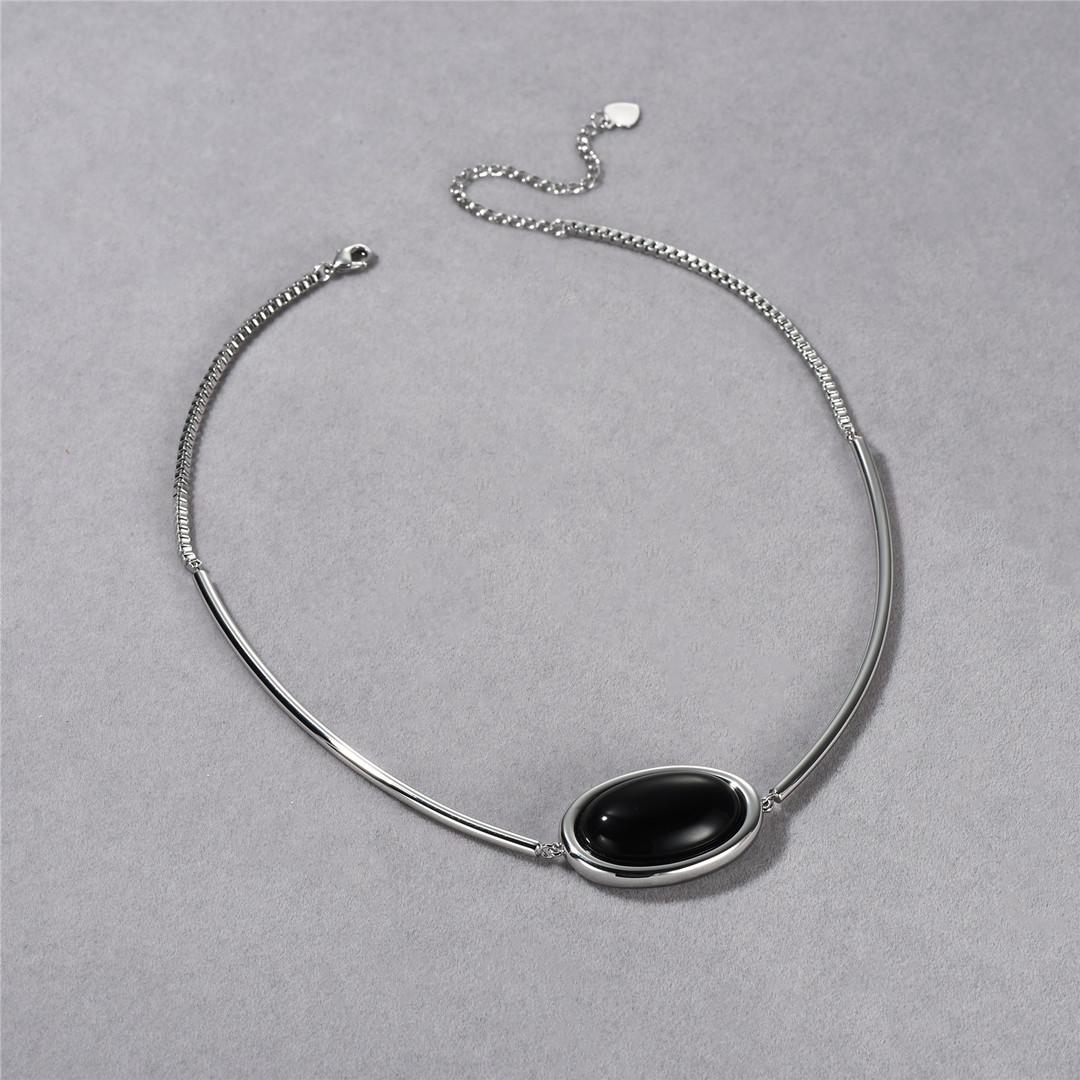 

Cold Wind Premium Simple Metal Copper Platinum Plated Oval Inlaid White Chalcedony Black Agate Pendant Necklace