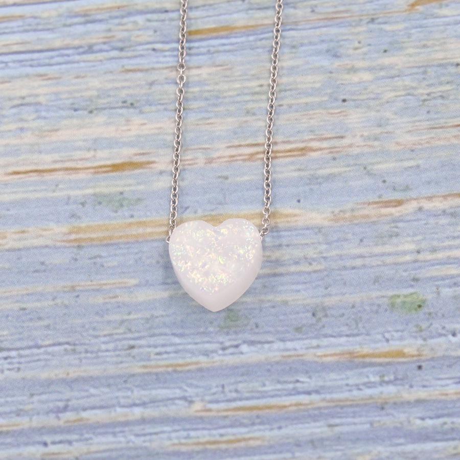 Naszyjnik z wisiorkiem w kształcie serca z opalem - Elegancka biżuteria transgraniczna