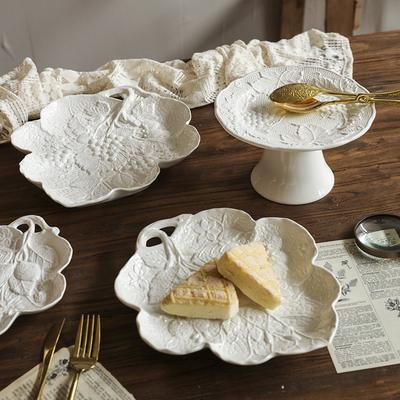 Reinweißer Speiseteller mit Reliefblumen, Keramikteller im Retro-Stil im französischen Stil, leichter Luxus, Haushaltsteller für Salate und Desserts, Geschirr