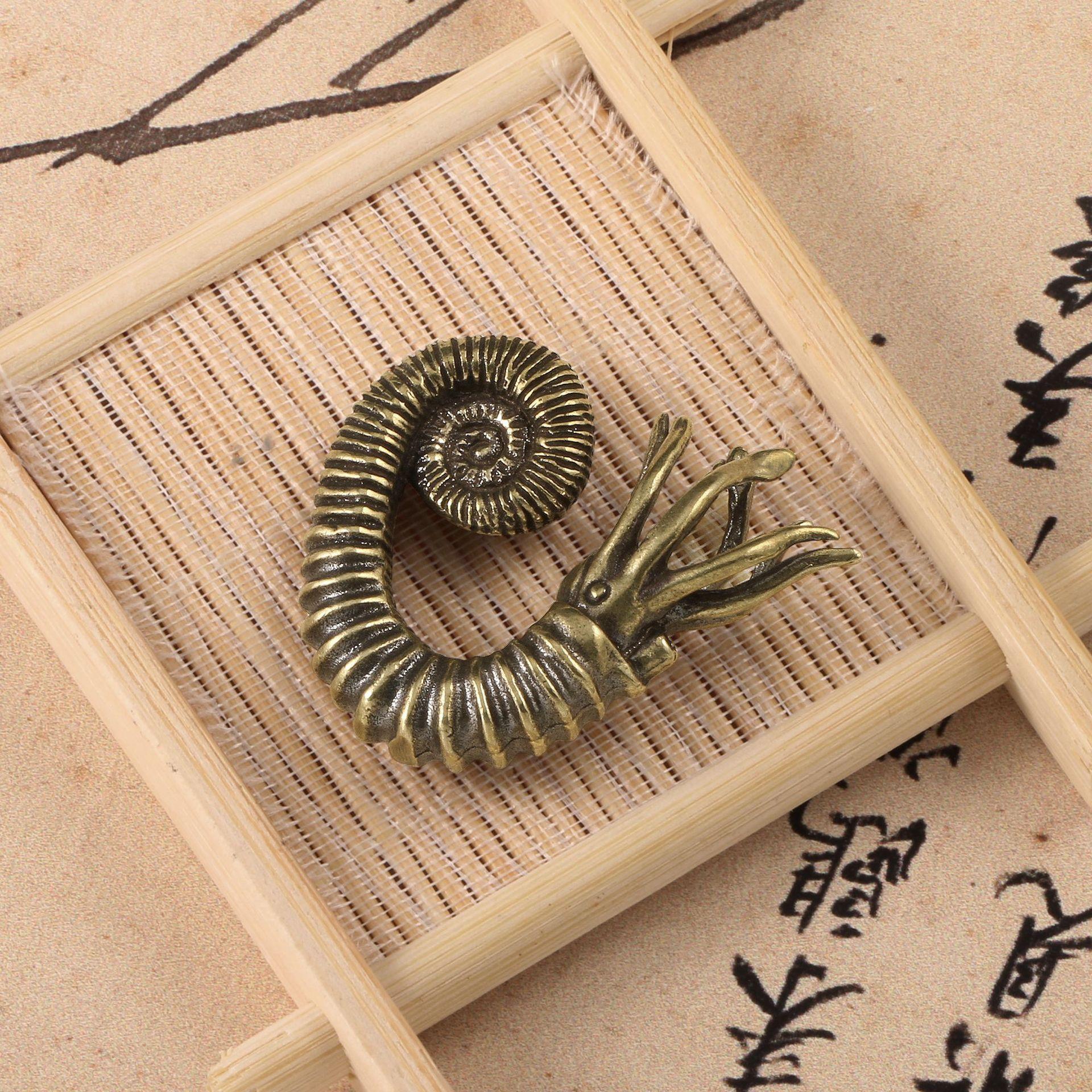 

Геометрическое ожерелье с подвеской из больших и маленьких квадратов One size