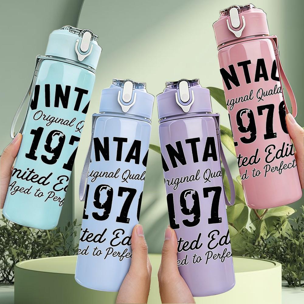 1PC Vintage 1970 Limited Edition Print 750ml Color Plastic Sports Water Bottle Leakproof Flip Straw Lid Suitable for Sports Office Home Use