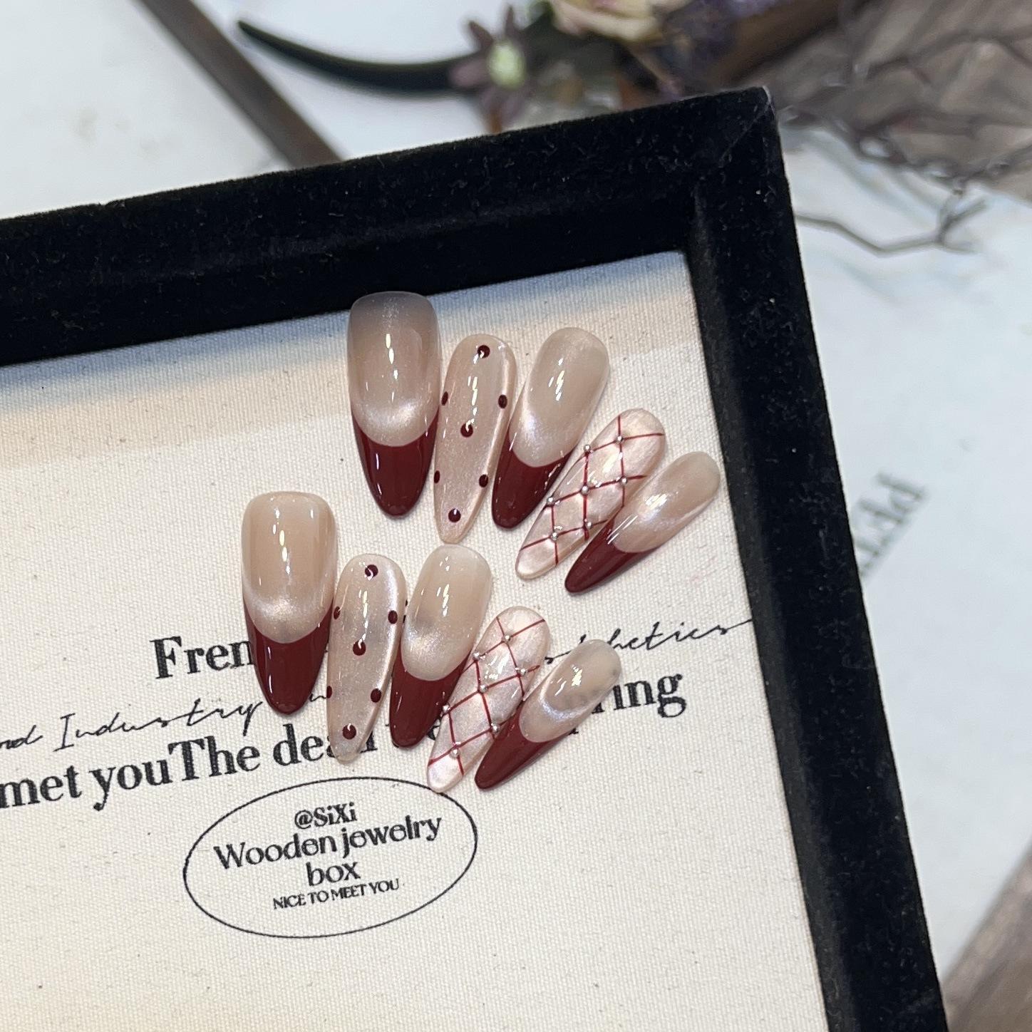 

Новогодний нейл-арт Носитель Ручная работа Винно-красный Французская улыбка Кошачий глаз Колокольчик Решетка Горошек Накладка для ногтей Съемный small S