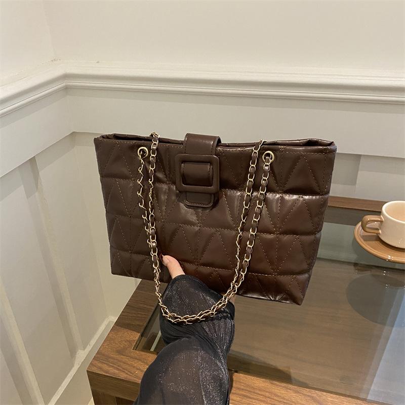 

Новая нишевая сумка-тоут для通勤, универсальная, модная, большой вместимости, женская, с цепочкой, на одно плечо, классная портативная сумка под мышку