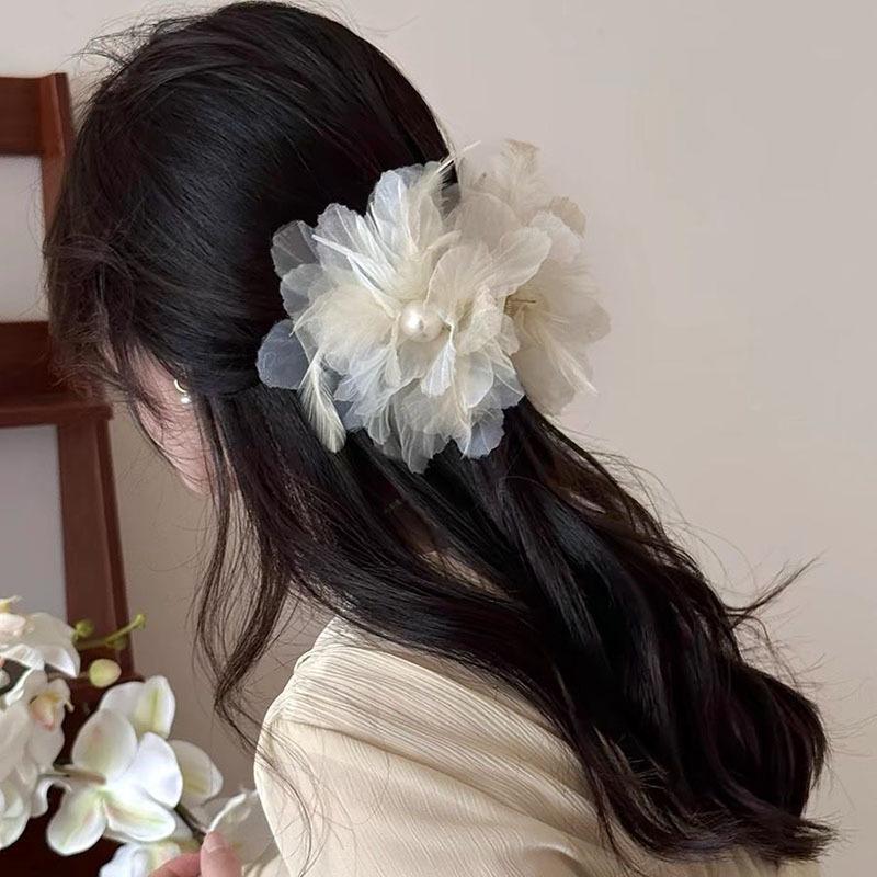 Ostrich Feather Claw Clip: Elegant Updo Accessory for Volume & Style