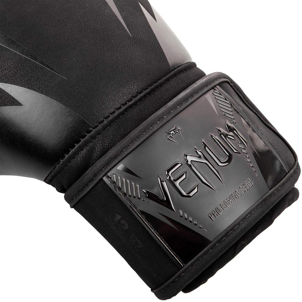 VENUM Impact Classic Boxing Gloves (Black/Black) (10oz)