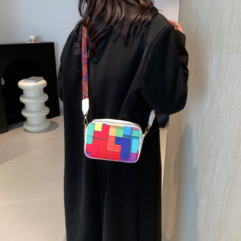 Tegoroczna popularna modna mała świeża torba dojazdowa w stylu zagranicznym 2024 lato nowa moda retro listonoszka mała kwadratowa torba damska